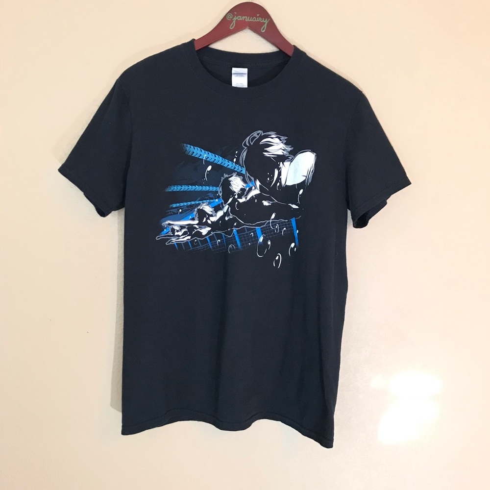 Black short sleeved anime free graphic tee medium